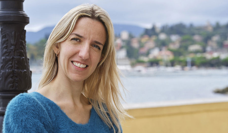 Immagine di Elisa, che convive con la sclerosi multipla. Elisa utilizza cateteri intermittenti per gestire i sintomi vescicali 