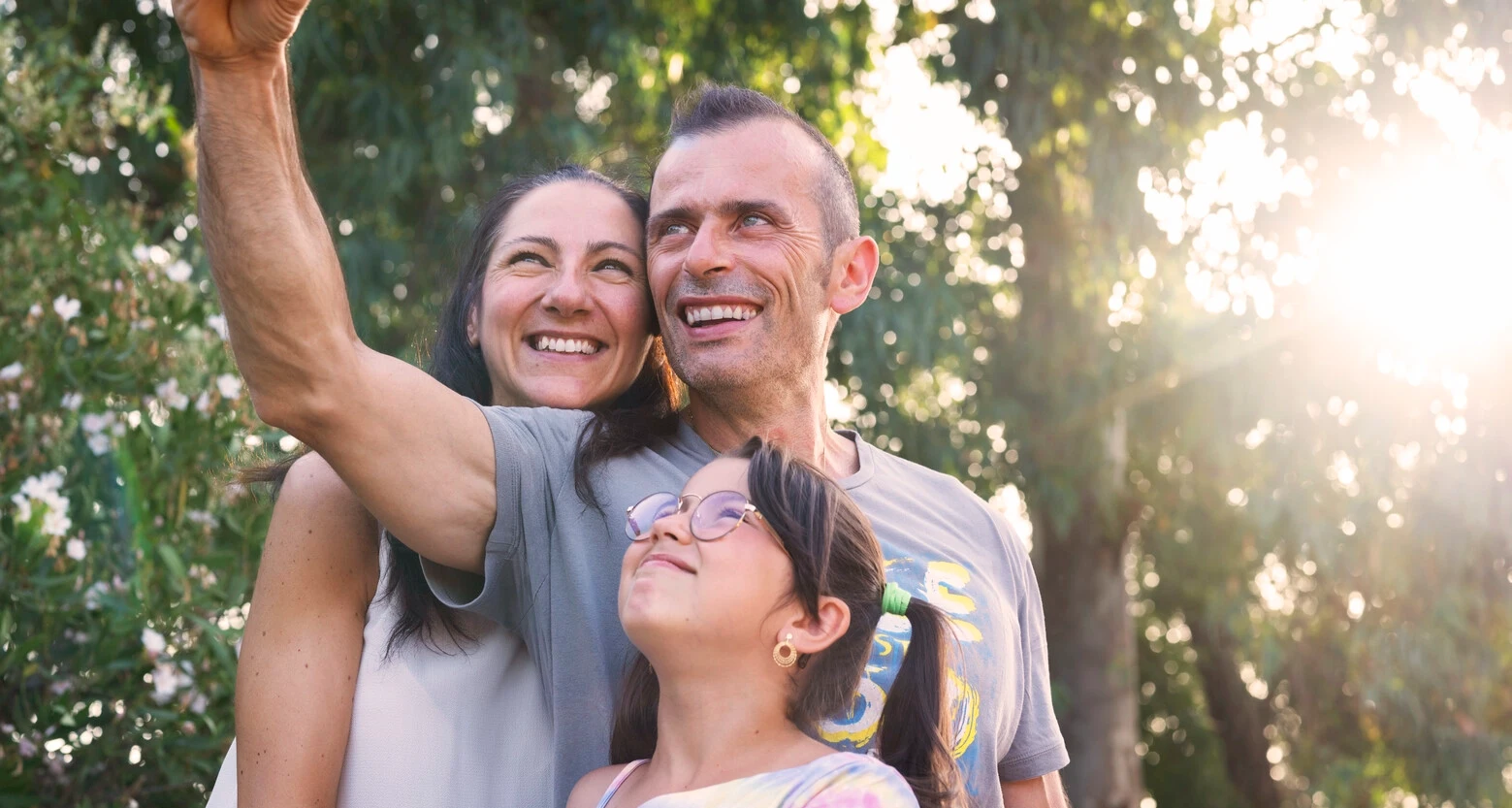 Andrea scatta un selfie con la sua famiglia. Andrea ha 45 anni e convive con problemi alla vescica e all'intestino causati dalla sclerosi multipla.  