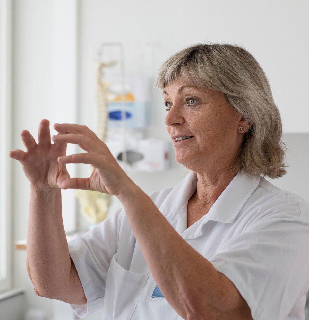 Foto ritratto di Anna, un'infermiera qualificata che spiega la funzione intestinale. Se soffri di stitichezza, hai difficoltà a controllare l'intestino o hai spesso feci liquide o dure, la tua sclerosi multipla potrebbe influire sul tuo intestino. 